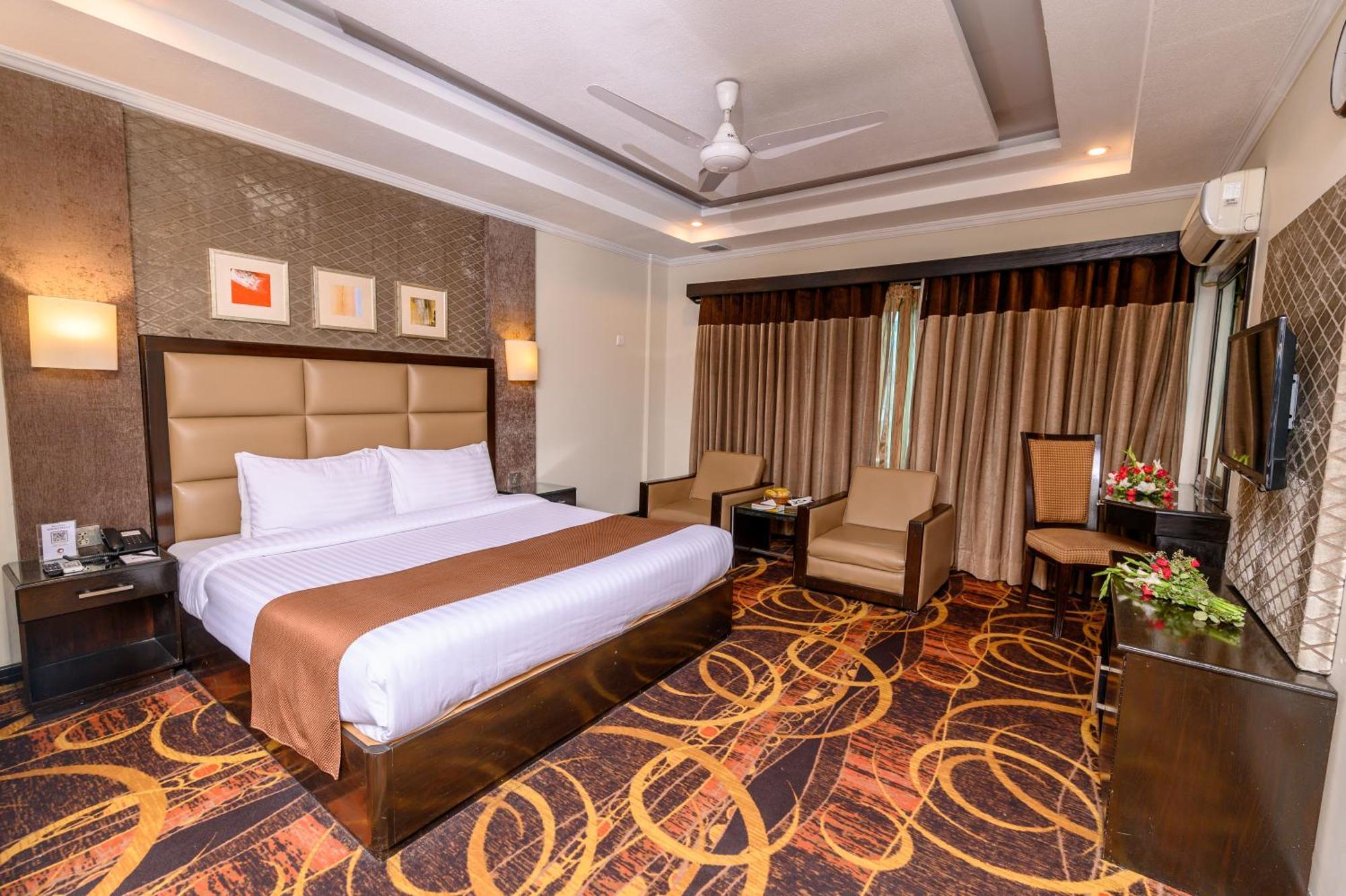 Hotel One Абботтабад Экстерьер фото